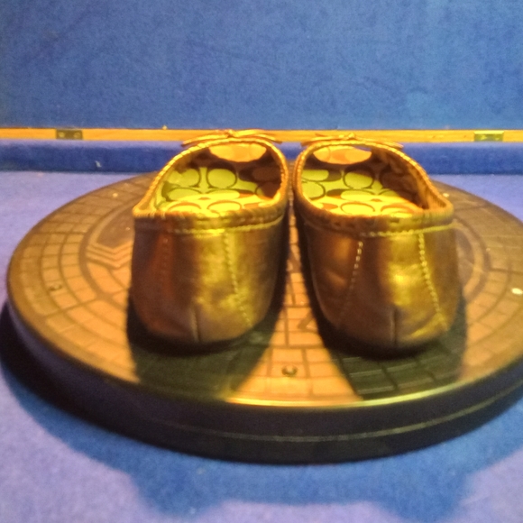 Coach Noella Peep Toe Gold Leather Flats w/ Bow Sz. 7-US - Picture 4 of 8